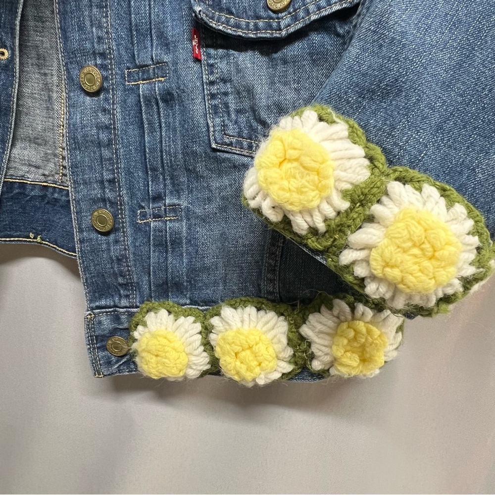 Levi's Upcycled Womens Jean Jacket 3D Handmade Crochet Daisy Granny Square Large - Picture 5 of 7